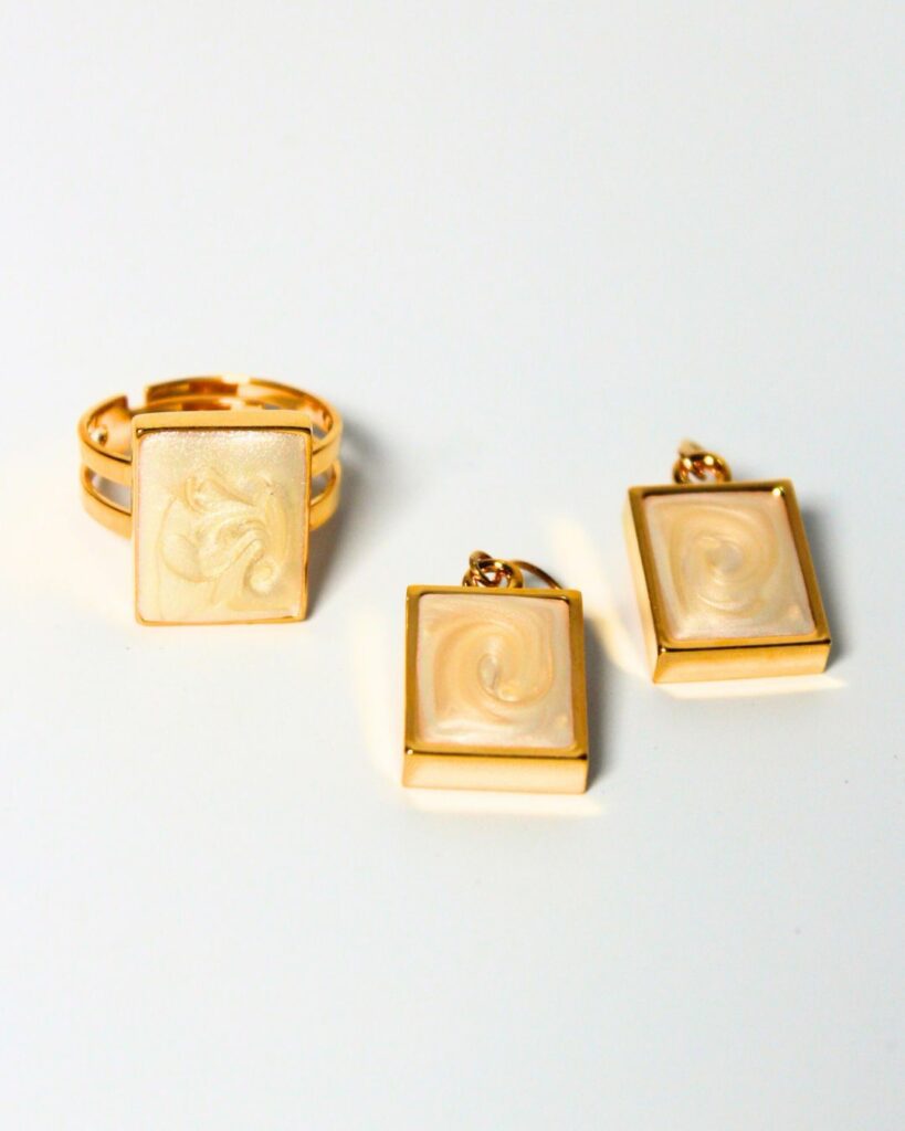 Tear Drop Necklace and Earrings (Gold) main image 0